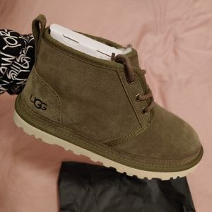 UGG Neumel Boots, Moss Green, Size 7 Women (5 Men)